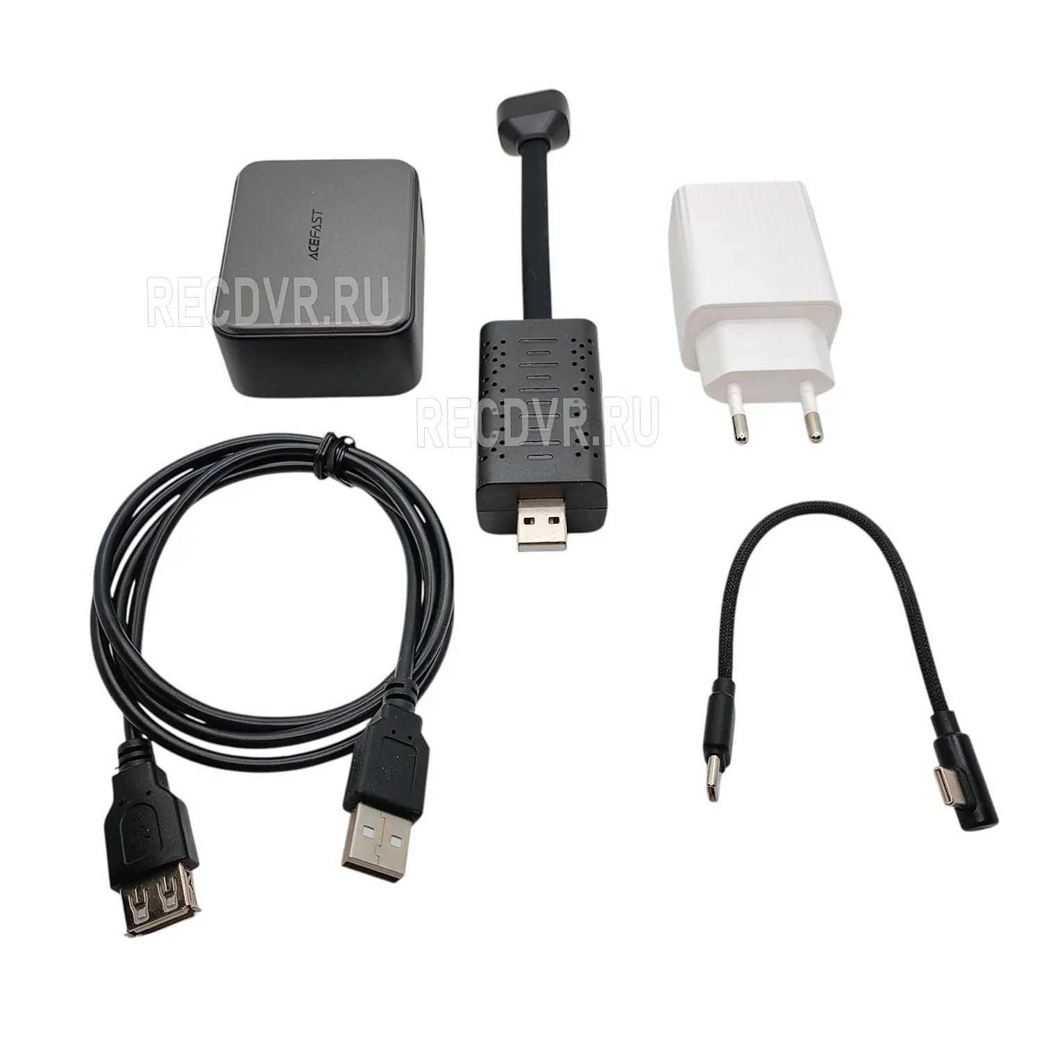 Комплект камеры: аккумулятор, блок питания, длинный и короткий USB-кабели