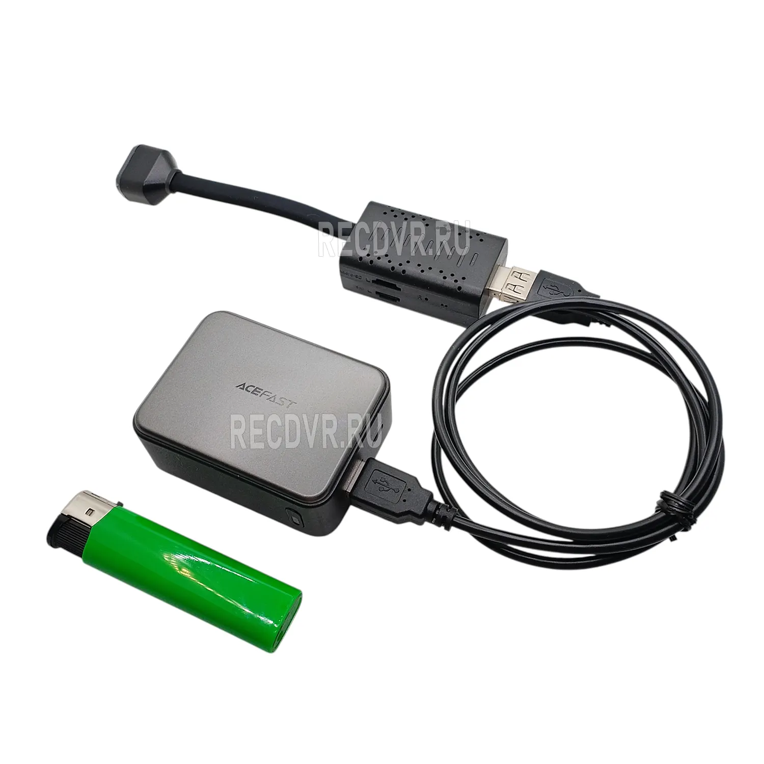 Корпус микрокамеры с гибким шлейфом подключён к аккумулятору USB-кабелем