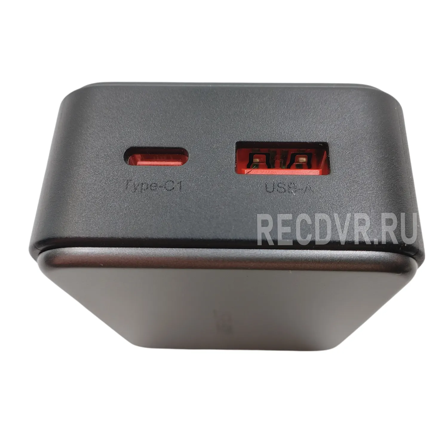 Разъёмы USB Type-C и USB-A на аккумуляторе камеры