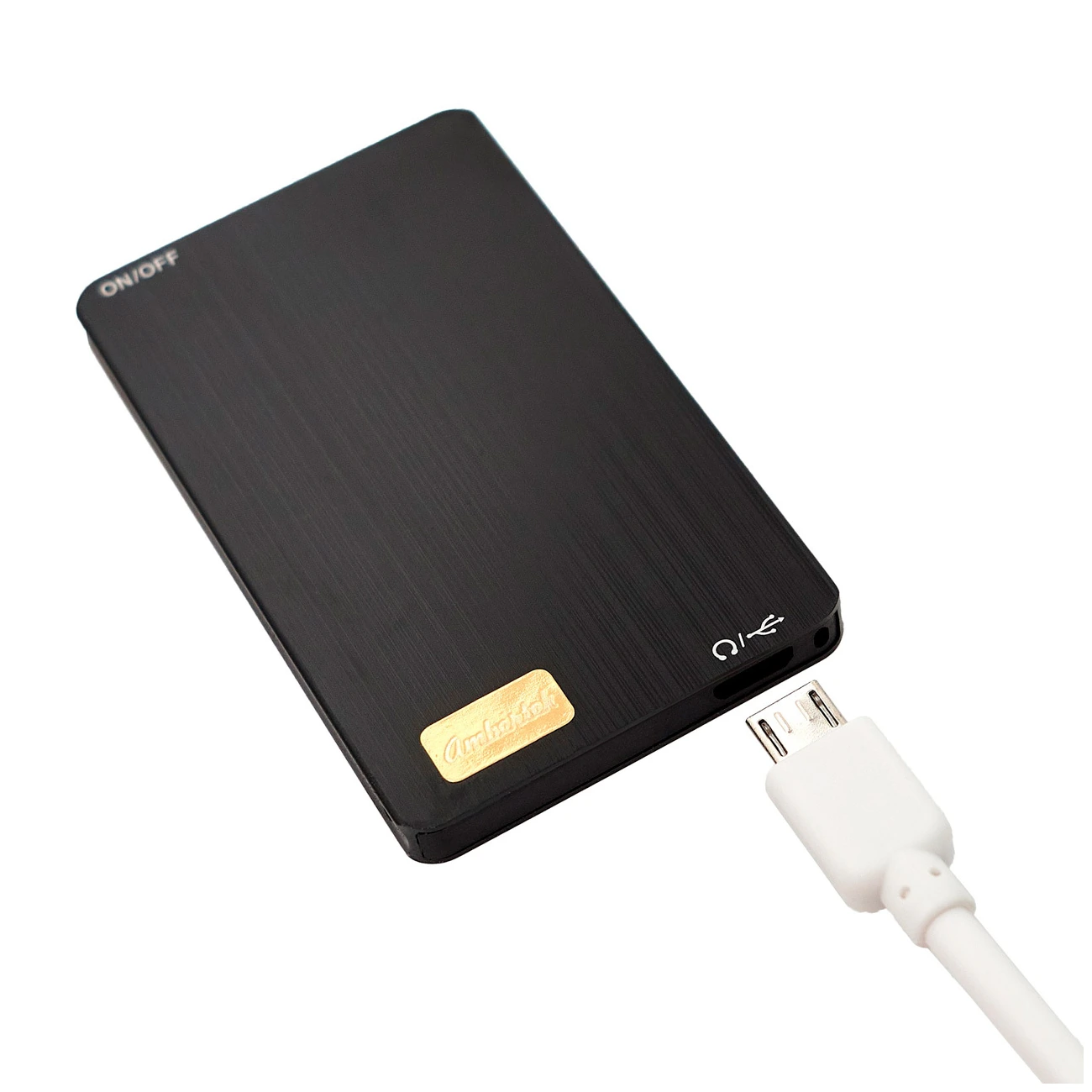 Тонкий диктофон и разъем кабеля USB для зарядки и подключения к компьютеру