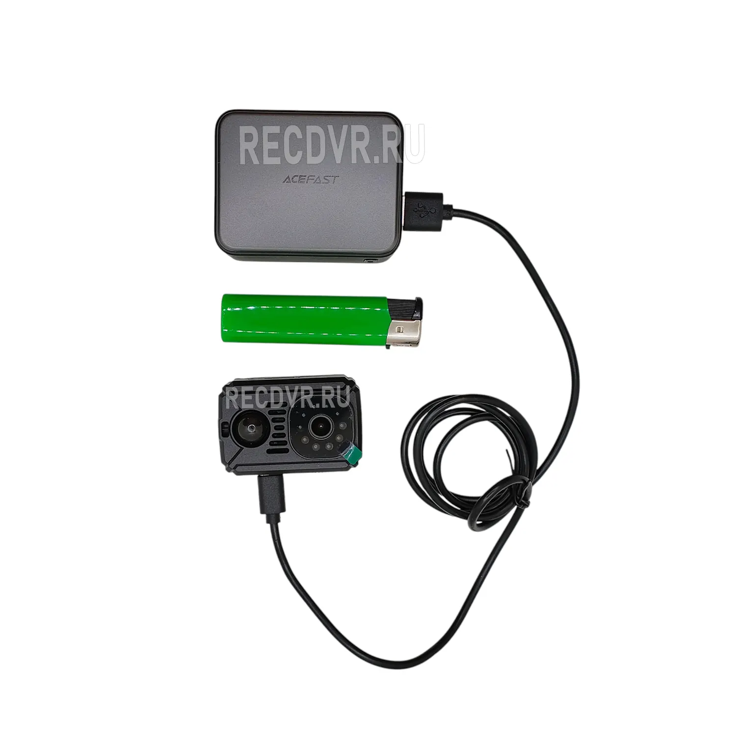 Вид сверху: мини-камера с датчиком движения, аккумулятор и кабель USB