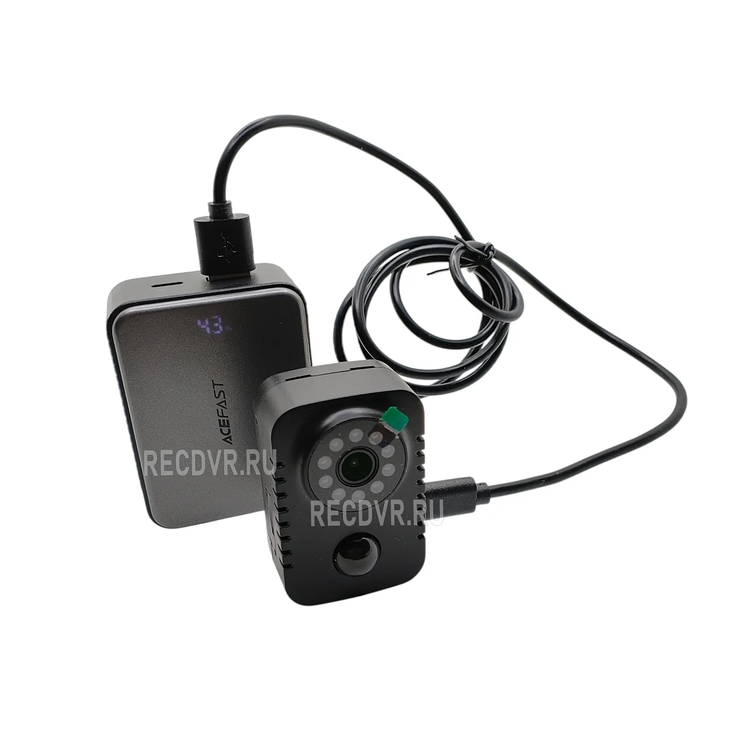 Мини-камера соединена длинным черным USB-кабелем с компактным аккумулятором